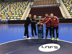Vadillo, Juanito, Josan González y Miguelín, con el trofeo 1