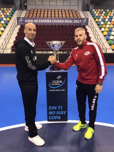 Vadillo y Miguelín posan en el Quijote Arena con el trofeo de fondo 2