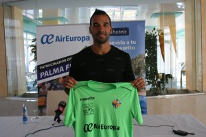 Carlitos-posa-con-la-camiseta-del-Palma-Futsal-en-la-Playa-de-Palma-3