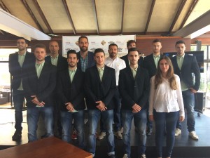 La plantilla del Palma Futsal posa con la ropa de paseo de RockBeach (2)