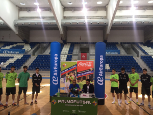 Vadillo estuvo arropado por toda la plantilla el día de su retirada 1