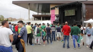 aFICIONADOS DEL TOLEDO VIENDO EL PARTIDO EN PANTALLA GIGANTE