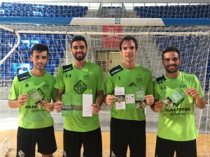 Eloy Rojas, Tomaz, Carlos Barrón y Chicho posan con los trípticos del campus de Palma 1