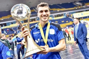 Lolo Urbano posa con el título de la UEFA Futsal