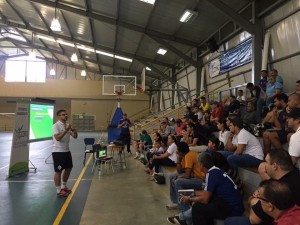 Martín López impartiendo una de las clases teóricas sobre porteros