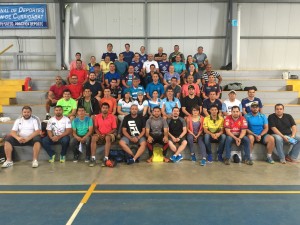 Martín López y Paco López posan con uno de los grupos de asistentes al clínic en Costa Rica 2