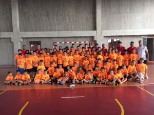 Vadillo y Chicho posan con todos los participantes del campus del Palma Futsal en Palma
