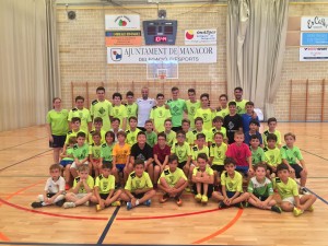 Vadillo y los niños del campus del Palma Futsal en Manacor