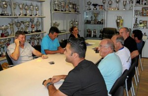 Un instante de la reunión de la cúpula directiva de la Peña Deportiva, ayer en las oficinas del club. 04-07-2017 | TOMÁS SÁNCHEZ