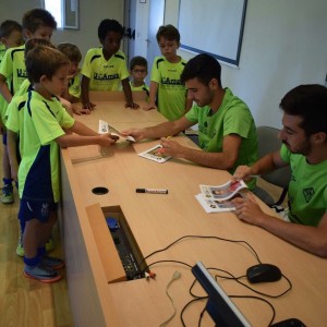 Eloy Rojas y Joselito firman autógrafos en la Universidad de Cádiz