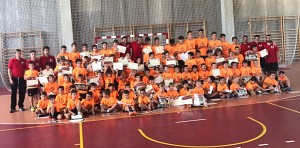 Foto de familia con los diplomas en la clausura del campus