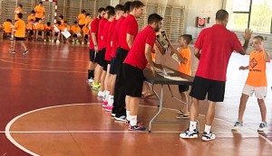 Vadillo entrega los diplomas a los niños del campus de Palma (1)