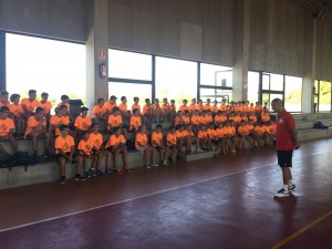 Vadillo imparte una clase de valores deportivos a los niños del campus