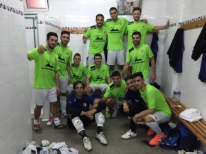 Foto-del-equipo-en-el-vestuario-tras-la-victoria-1-500x375