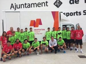 La plantilla posa con uno de los camiones de Motorisa 2