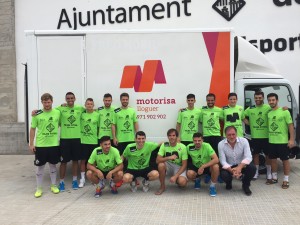 La plantilla posa con uno de los camiones de Motorisa