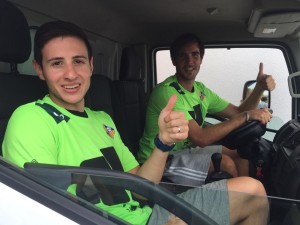 Sarmiento y Barrón, en la cabina de uno de los camiones de Motorisa