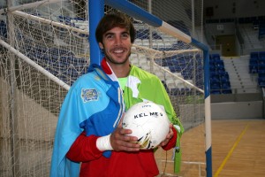 Carlos Barrón posa con las camisetas de España y del Palma