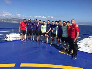 La plantilla de Palma posa en la cubierta del buque con Mallorca al fondo 2