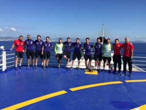 La plantilla de Palma posa en la cubierta del buque con Mallorca al fondo 3