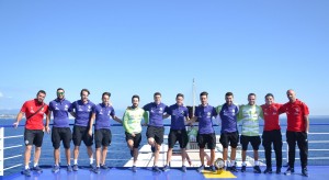 La plantilla de Palma posa en la cubierta del buque con Mallorca al fondo