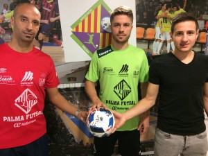 Vadillo, Maico y Sarmiento posan con el balón de la final de Sevilla 1