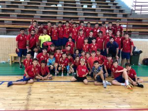 Los-cuatro-equipos-de-la-cantera-del-Palma-Futsal-posan-con-los-trofeos-conseguidos-en-León-1