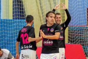 Kike Hinojosa, Estefan (en el centro) y Yuyu celebran un gol del equipo masculino del Harinus Ibiza Futsal en un partido de la recién finalizada liga de Tercera.