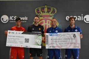 Xisco-Campos-Vicente-Moreno-Antonio-Vadillo-y-Carlos-Barrón-posan-con-réplicas-de-entradas-de-cada-partido-1-300x200