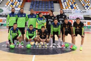 El-equipo-posa-en-el-Pabellón-Siglo-XXI-donde-jugará-el-partido-frente-a-Fútbol-Emotion-Zaragoza