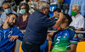 Manu-Furtado-atendido-por-el-medico-del-Fenie-Energia-Mallorca-Voley-Palma-e1634226123962