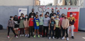 Marc Peñarroya y Pol Figueras, posando con los niños de la visita al CEIP El Terreno