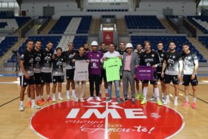 thumbnail_La plantilla del Palma Futsal posa con el nuevo patrocinador del club, Grupo OSA