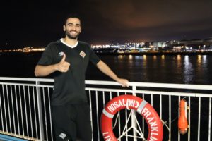 thumbnail_Tomaz posa en el barco de Balearia tras finalizar la pretemporada (1)