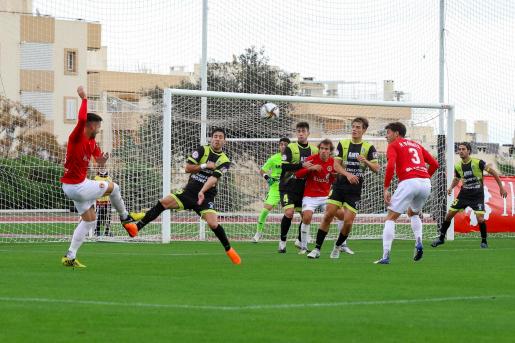 Un instante del partido CD Ibiza-Brea, celebrado recientemente en Can Misses 3. Irene Arango