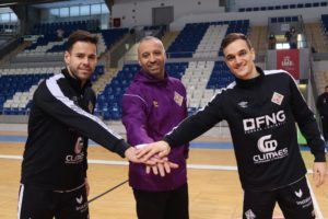 Marlon-Vadillo-y-Pope-posan-en-Son-Moix-tras-realizar-la-rueda-de-prensa-previa-a-la-Copa-del-Rey