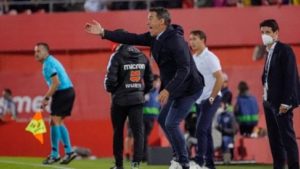 luis-garcia-plaza-dando-ordenes.-487x274