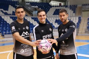 thumbnail_Tomaz, Pope y Raúl Campos posan con un balón en la pista de Son Moix (1)