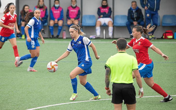 Paula Tur, en la imagen con el balón, tuvo una buena oportunidad para hacer el 0-2. | Josep Bagur Gomila
