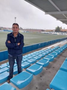 Tòfol Peláez posa para este periódico en el campo de fútbol de Son Malferit. | Miquel Alzamora