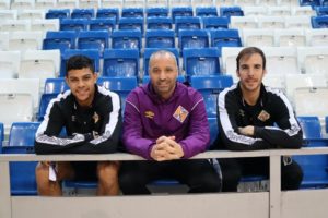 Vilela-Vadillo-y-Barrón-posan-en-la-grada-de-Son-Moix