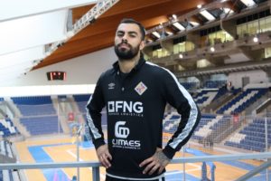 thumbnail_Diego Nunes posa con la pista de Son Moix de fondo (3)