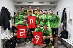 thumbnail_El equipo celebra la victoria por 1-2 en el vestuario