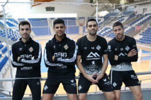 thumbnail_Eloy Rojas, Vilela, Tomaz y Raúl Campos posan juntos en el primer anillo de Son Moix antes de recibir la visita del Real Betis