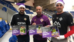 thumbnail_Tomaz, Vadillo y Fabio posan con los gorros y las fotos que se repartirán en el partido de este miércoles