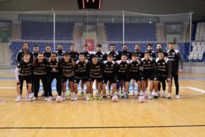 El-primer-equipo-el-filial-y-el-juvenil-del-Palma-Futsal-posan-juntos-antes-de-entrenar-e1642624770953