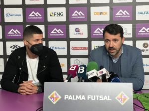 Raúl-Campos-y-José-Tirado-en-la-rueda-de-prensa-de-despedida-del-jugador-madrileño