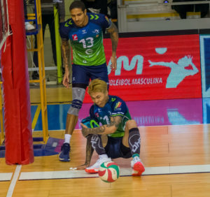 Sunny-Wu-en-el-momento-en-el-que-se-lesiono-en-el-partido-frente-a-Melilla-e1642178787270