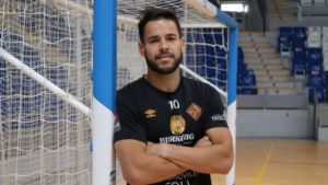 marlon-posa-en-la-porteria-de-son-moix-655x368