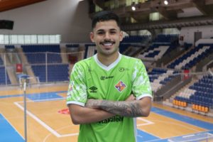 thumbnail_Daniel Airoso posa en la grada de Son Moix